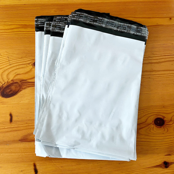 Opaque plastic envelopes with adhesive closure (x50)  - Caudie
