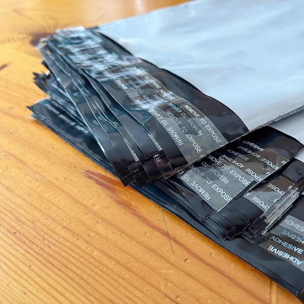 Opaque plastic envelopes with adhesive closure (x50)  - Caudie
