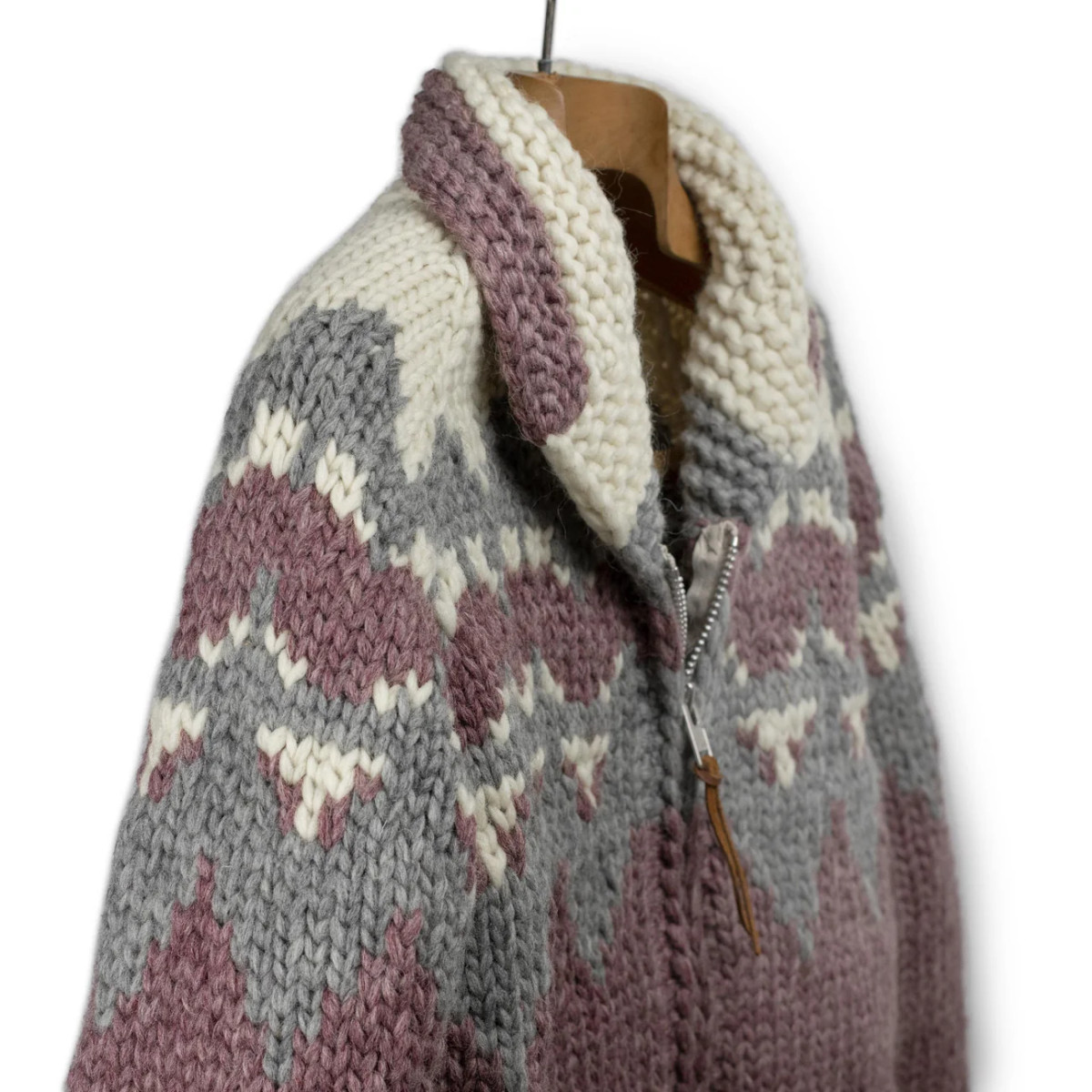 Cardigan Cowichan en laine vierge 6 fils tricoté à la main - mauve, gris et écru - Caudie