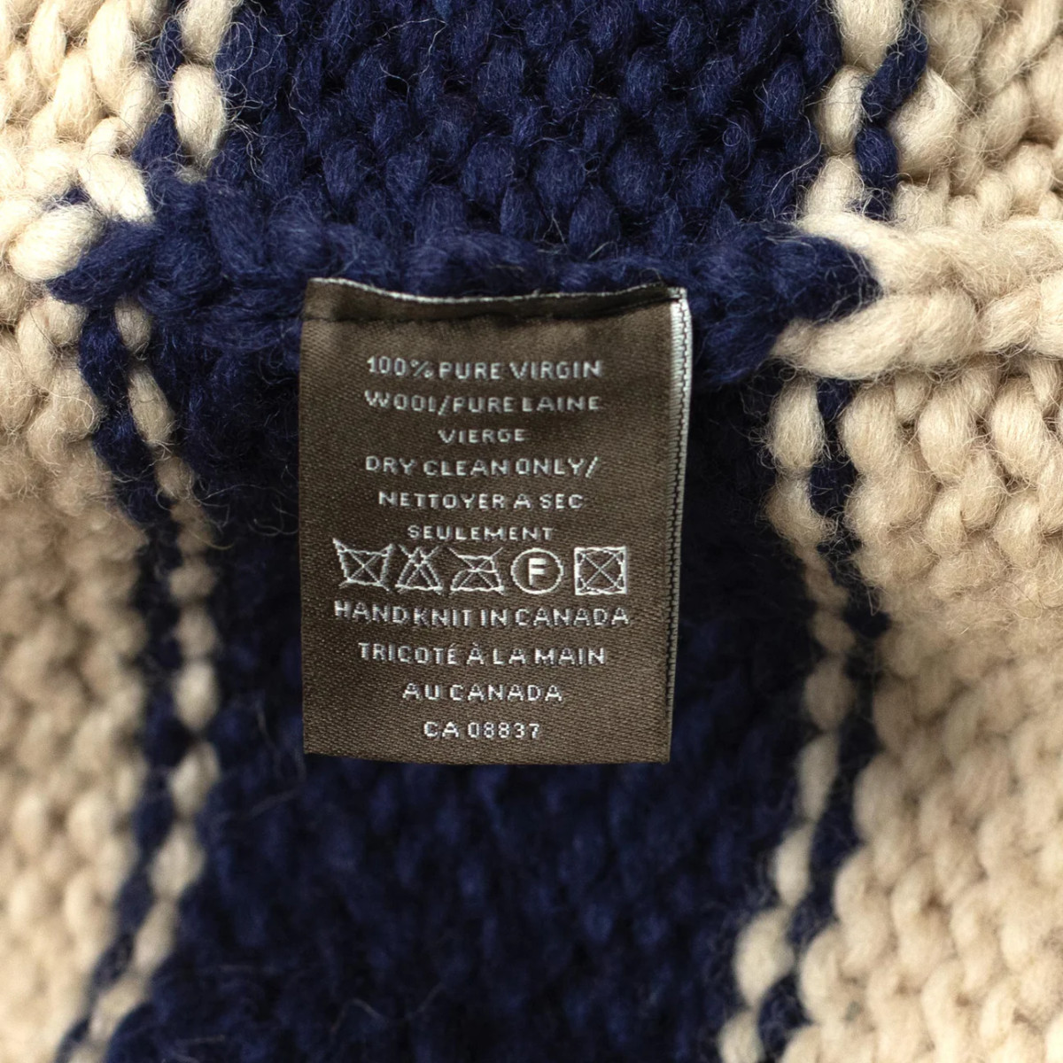 Cardigan Cowichan en laine vierge 6 fils tricoté à la main - rayures multicolores - Caudie