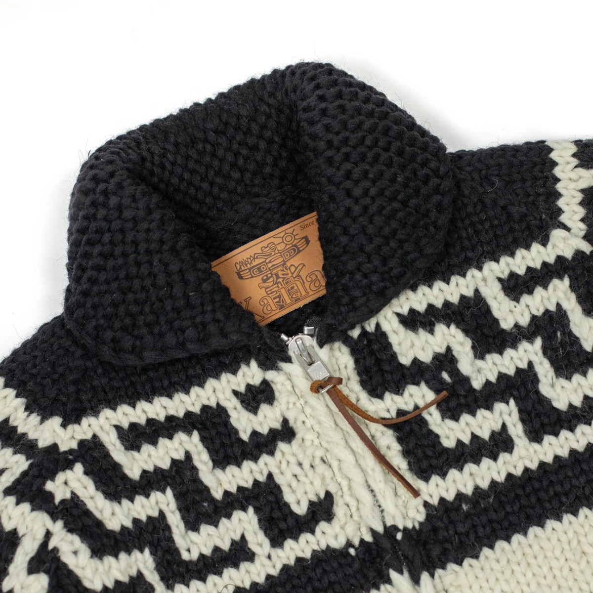 Cardigan Cowichan en laine vierge 6 fils tricoté à la main - noir, gris et écru - Caudie