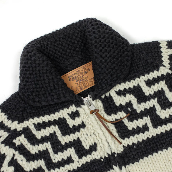 Cardigan Cowichan en laine vierge 6 fils tricoté à la main - noir, gris et écru - Caudie Cardigan Cowichan en laine vierge 6 fils tricoté à la main - noir, gris et écru - Caudie