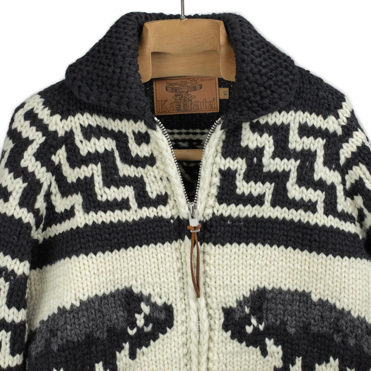 Cardigan Cowichan en laine vierge 6 fils tricoté à la main - noir, gris et écru - Caudie