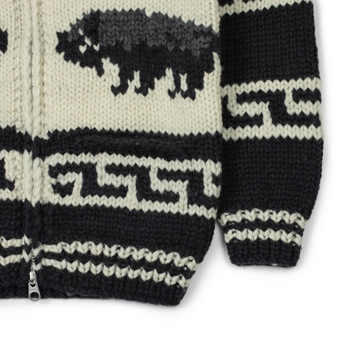 Cardigan Cowichan en laine vierge 6 fils tricoté à la main - noir, gris et écru - Caudie