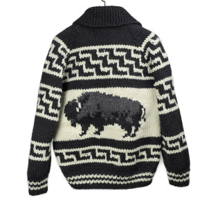 Cardigan Cowichan en laine vierge 6 fils tricoté à la main - noir, gris et écru - Caudie 2