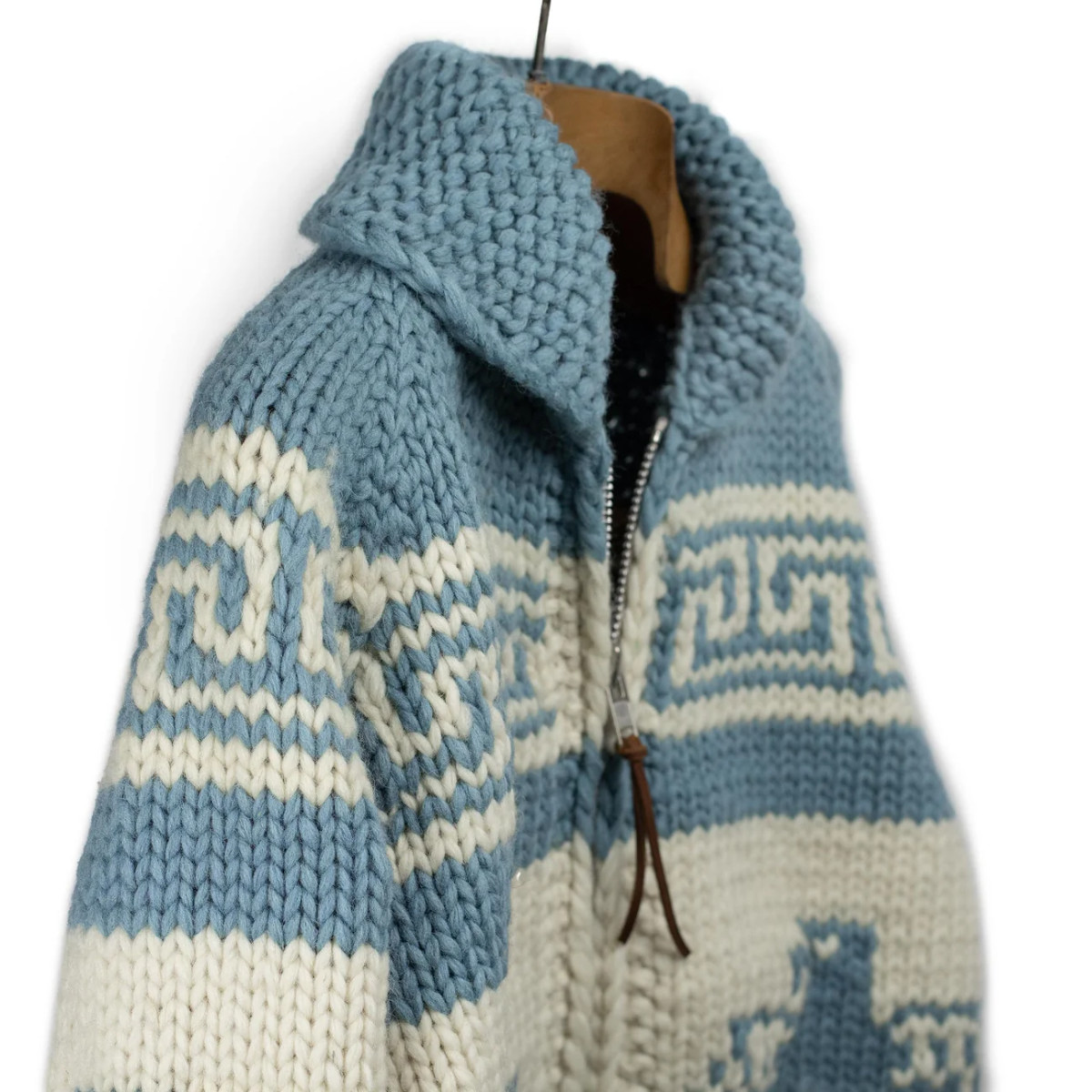 Cardigan Cowichan en laine vierge 6 fils tricoté à la main - country blue et blanc - Caudie