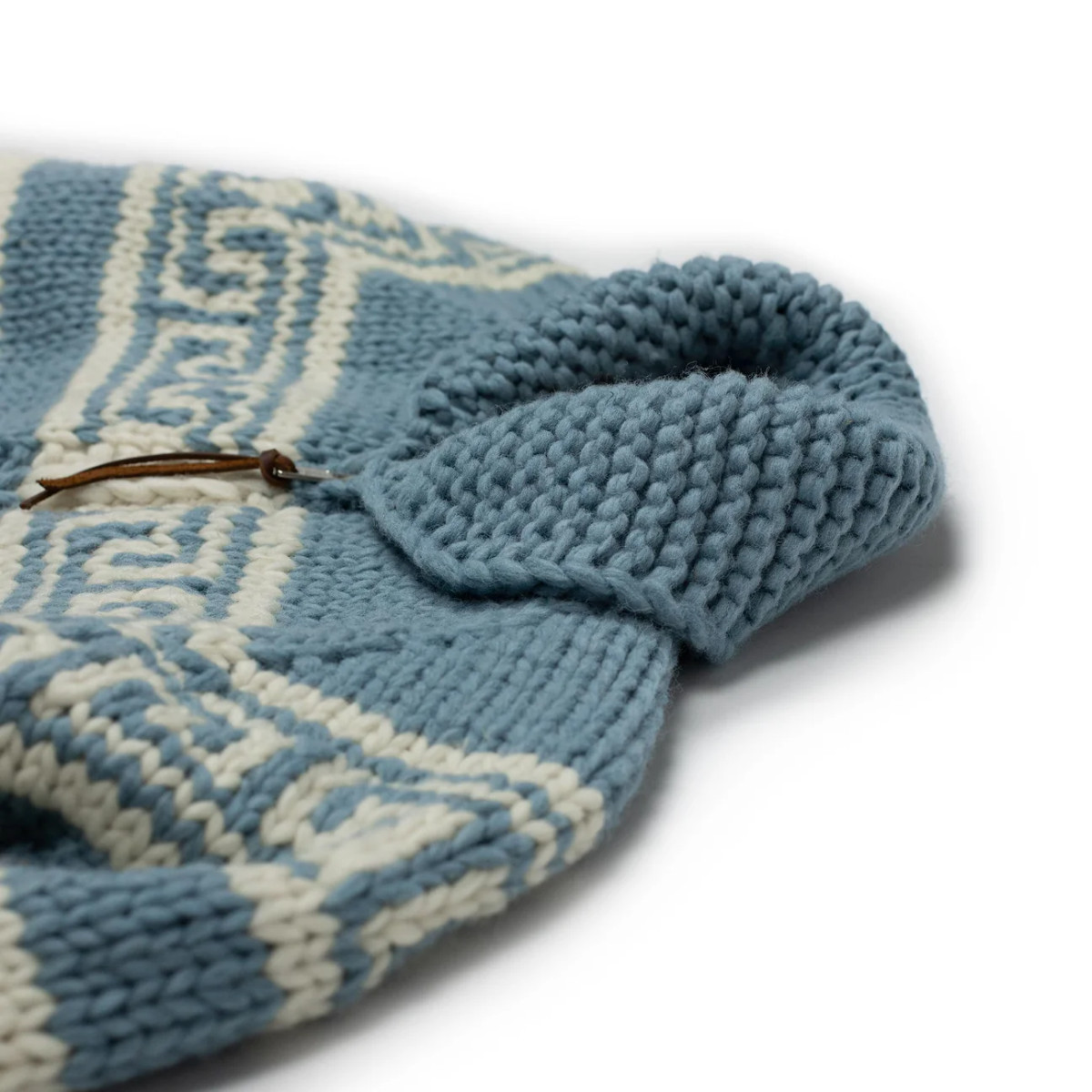 Cardigan Cowichan en laine vierge 6 fils tricoté à la main - country blue et blanc - Caudie